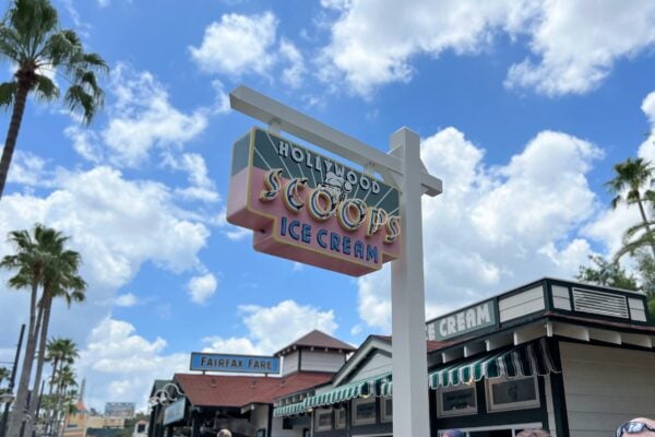 hollywood scoops sign