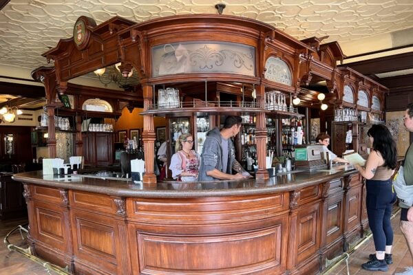 bar rose and crown epcot